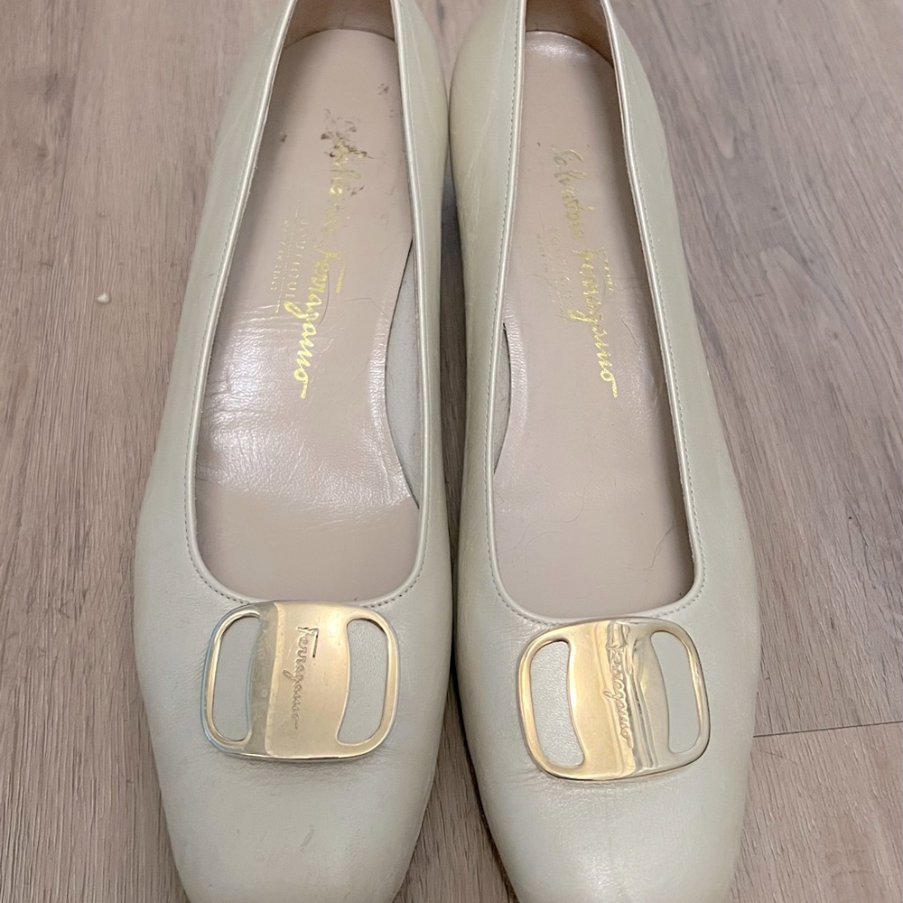 Salvatore Ferragamo Vara Plate Pump Bone/Cream Patent Calf Leather 9B Italian